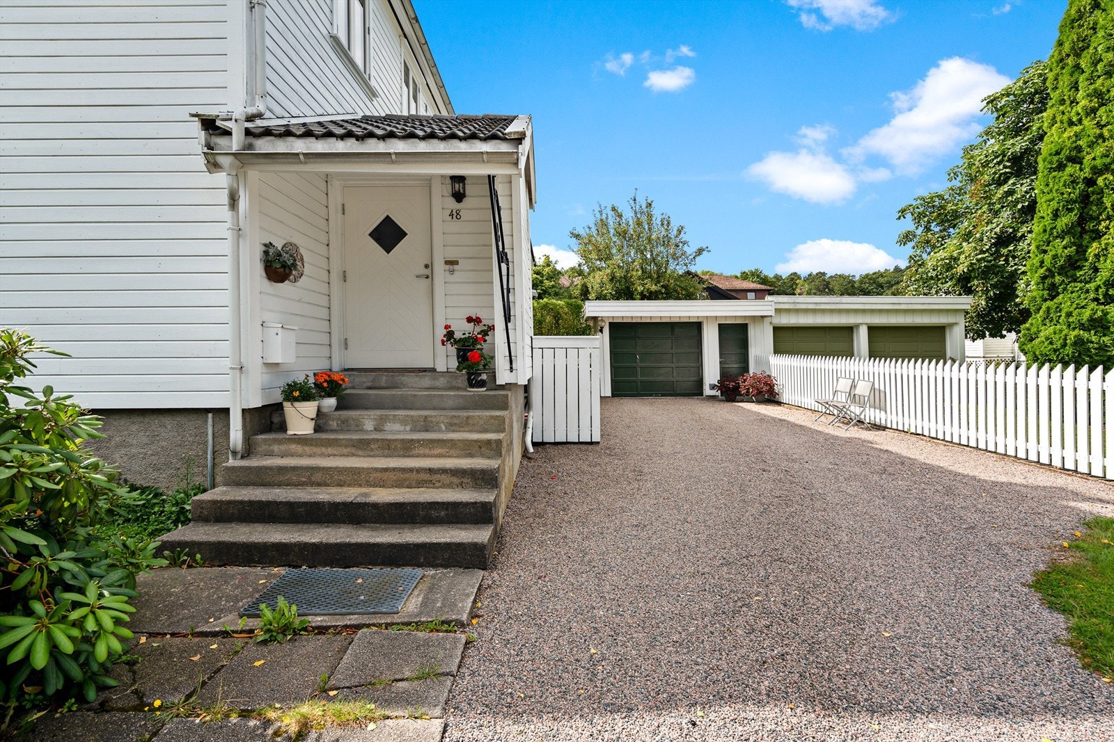 Velkommen inn! - Innkjørsel med garasje Galleribilde