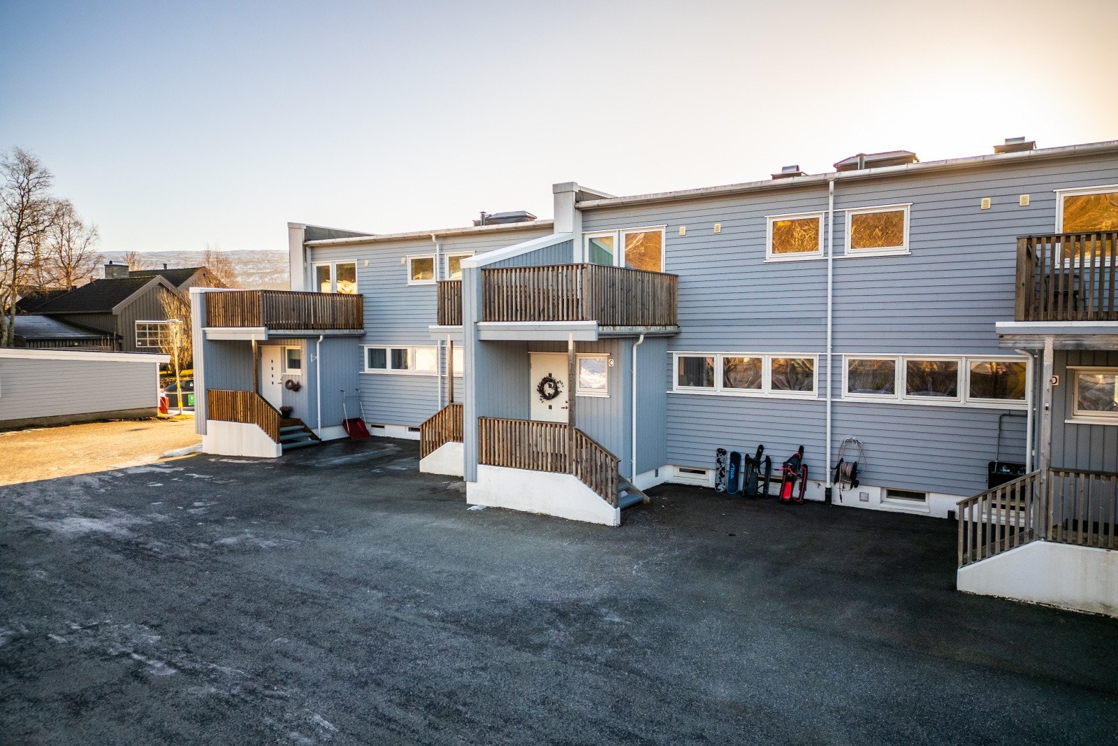 Parkering utenfor boligen samt i garasje Galleribilde