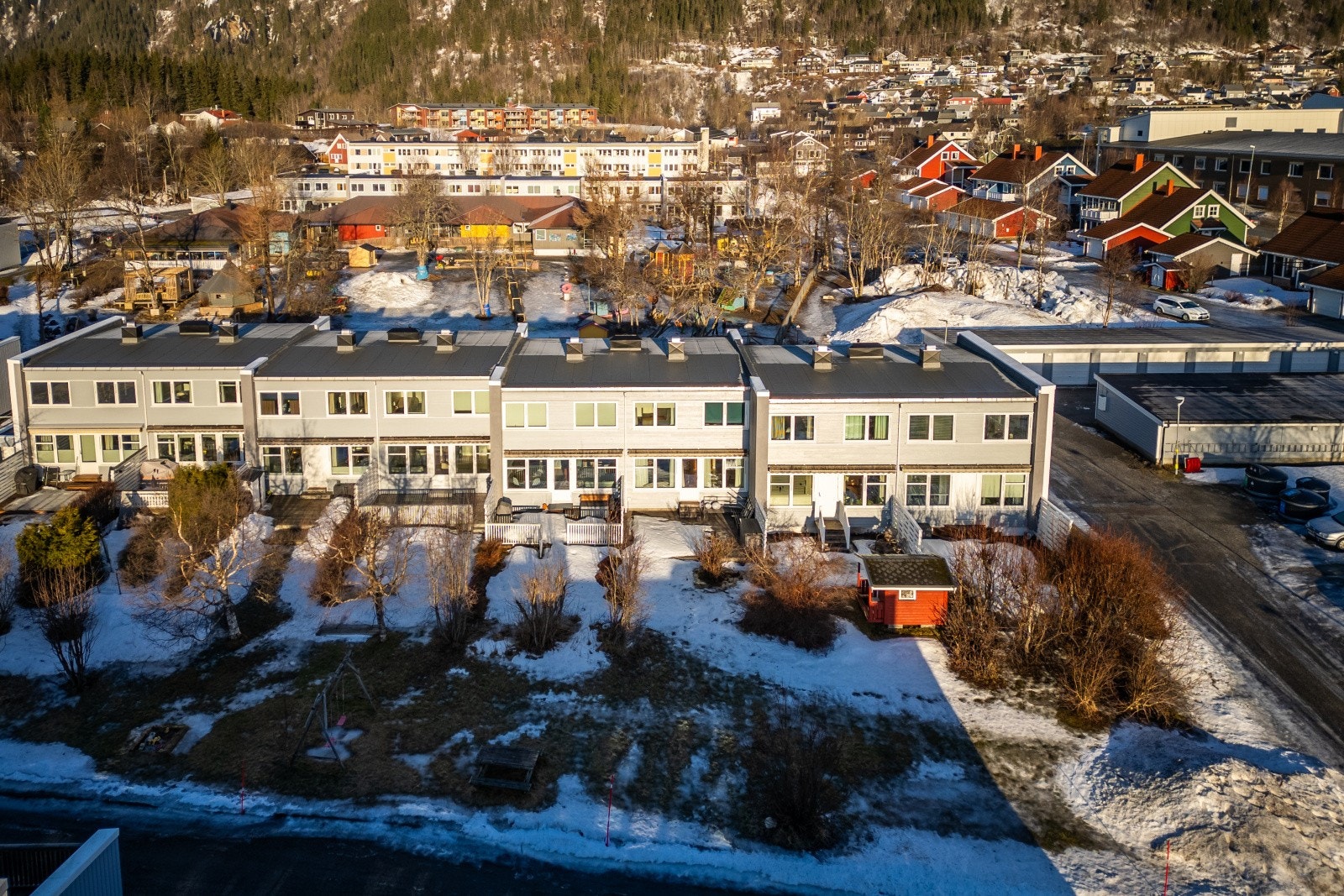 Flott solrik uteplass og hage Galleribilde