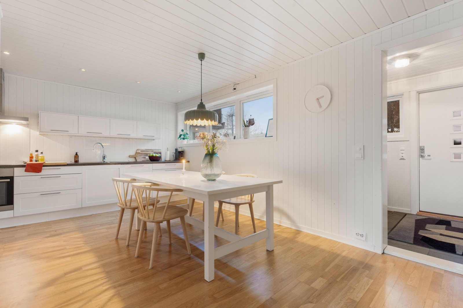 Så tar vi oss videre inn til spiseplassen som er i direkte tilknytning til kjøkkenet Galleribilde