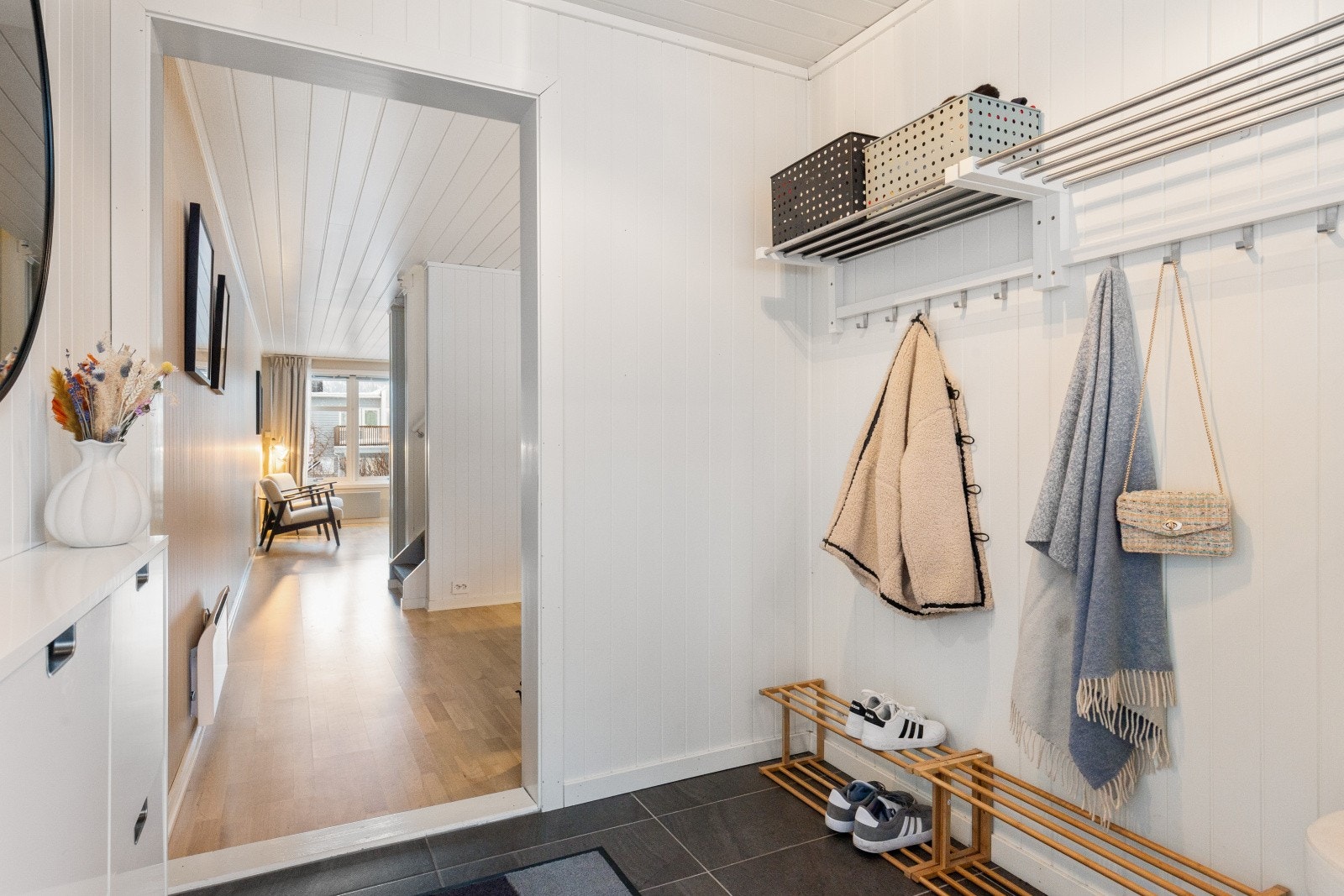 Første inntrykket er en lys og innbydende entré hvor du enkelt kan henge fra deg yttertøyet Galleribilde