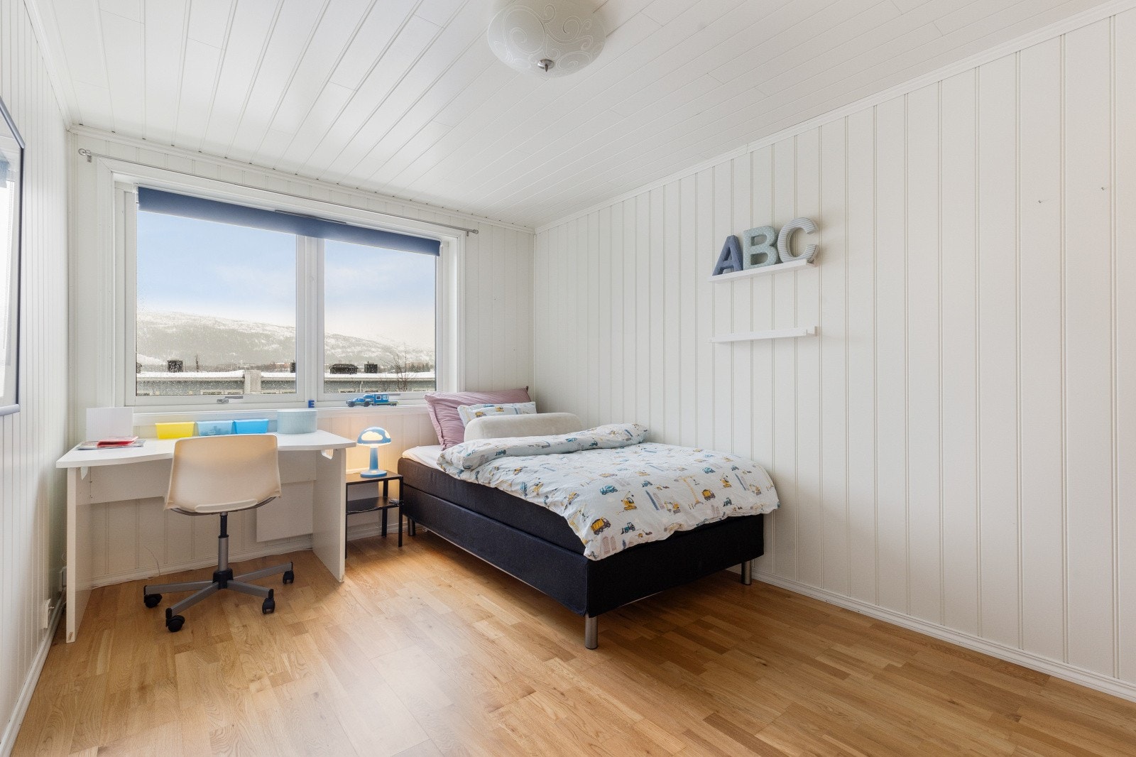 Boligens andre soverom er av god størrelse og får godt med naturlig lys inn fra store vindusflater Galleribilde