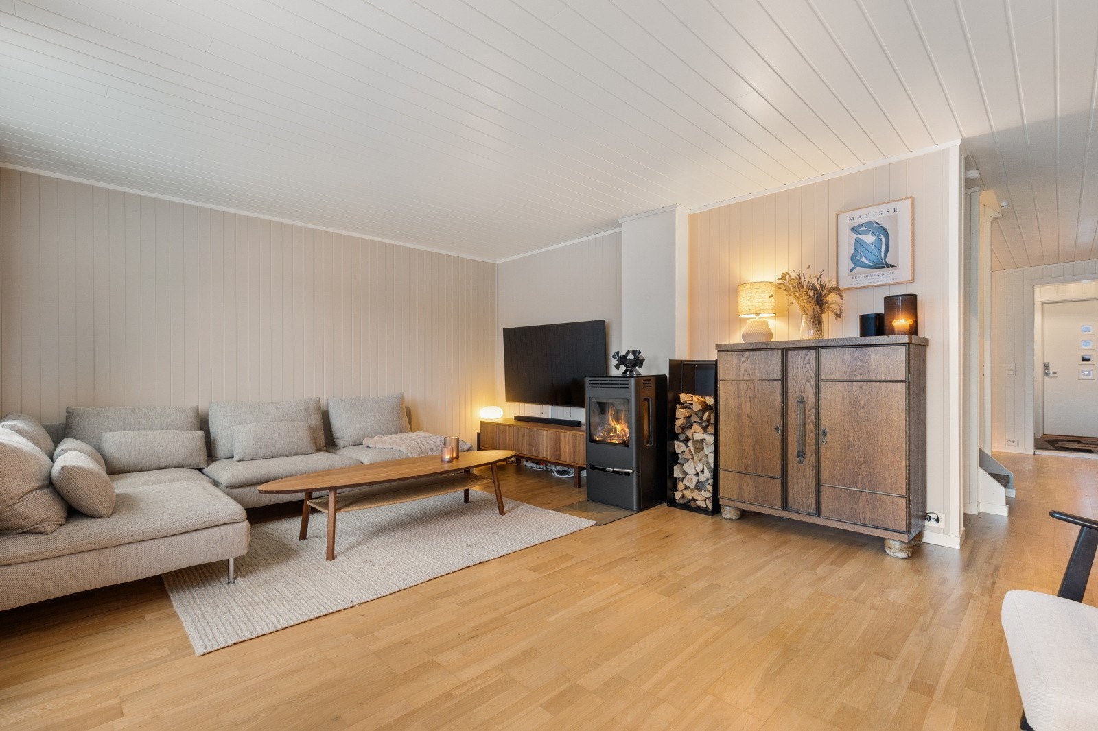 Stuen har god plass til sofagruppe med tilhørende møblement Galleribilde