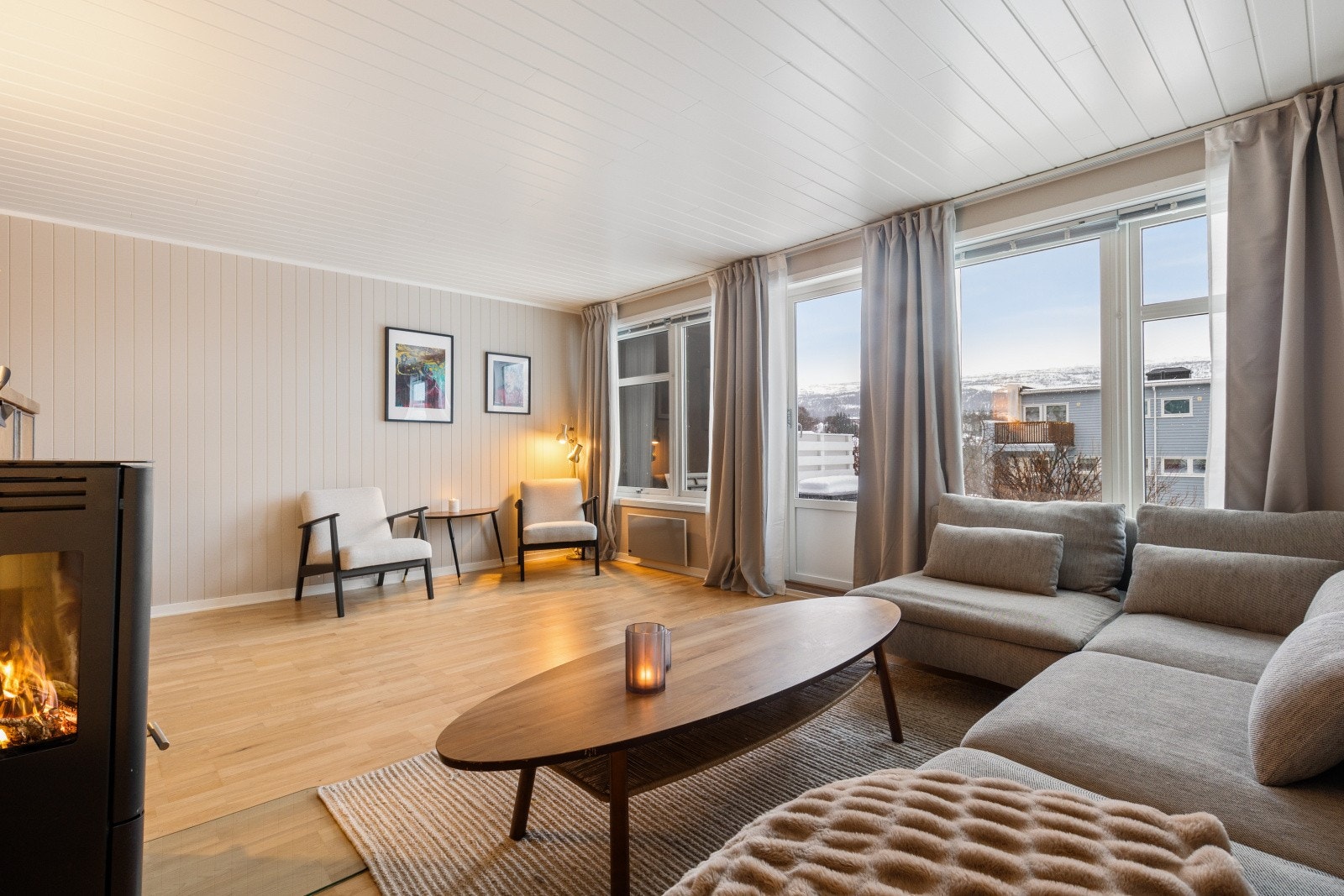 Fra stuen har du direkte utgang til solrik uteplass Galleribilde