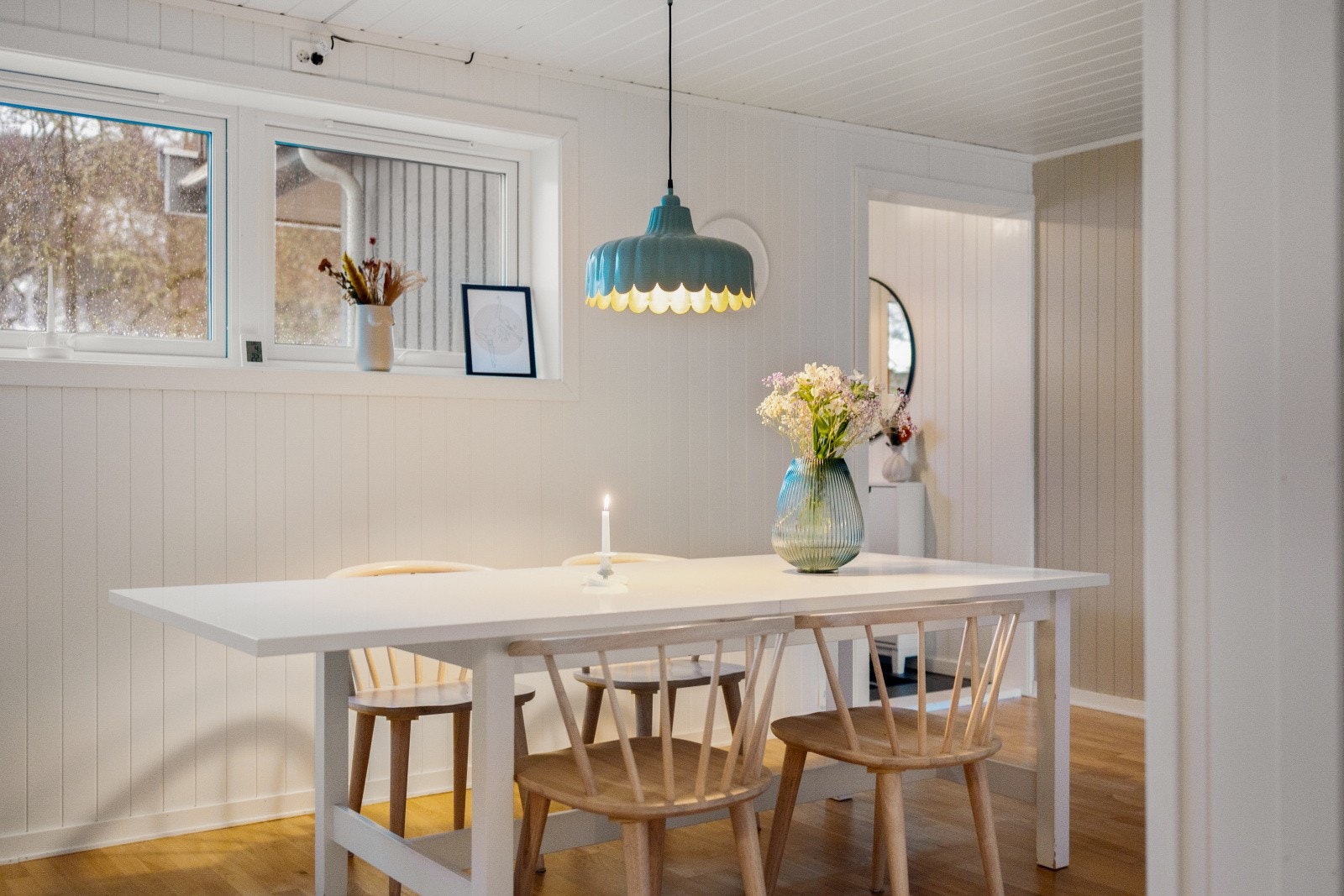 Med spiseplassen i direkte tilknytning til kjøkkenet kan kokken og gjestene holde samtalen flytende mens maten lages Galleribilde