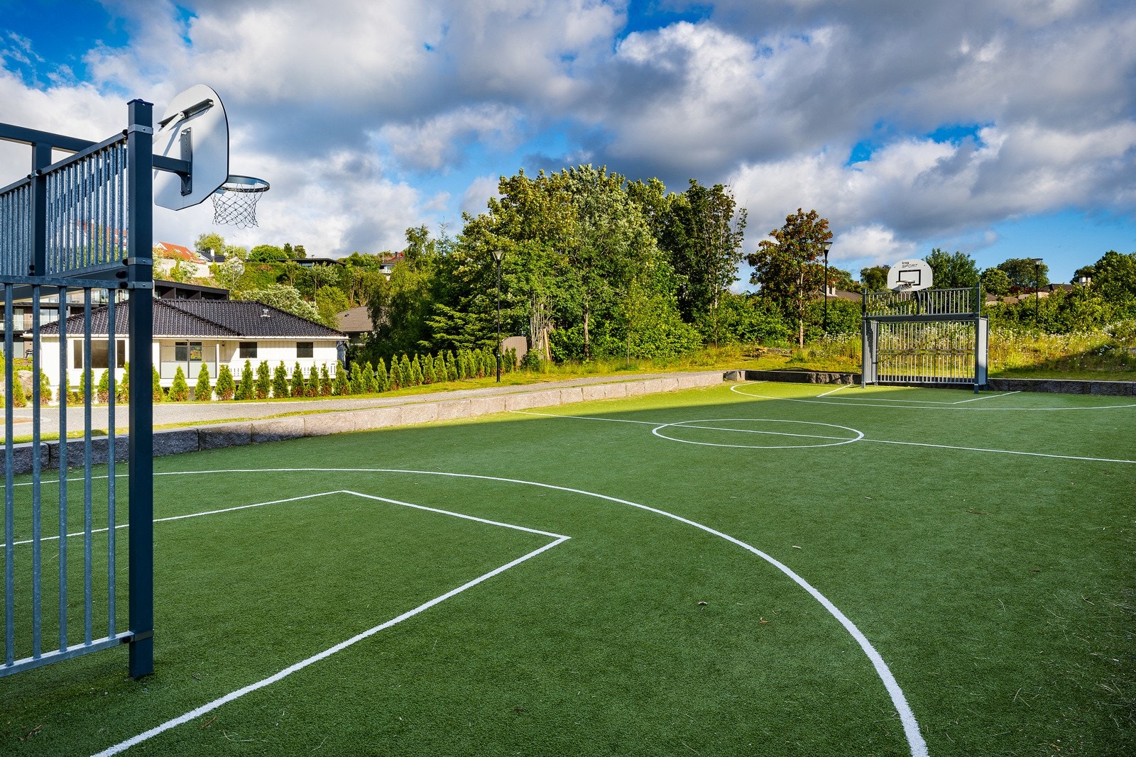 Fra en av idrettsbanene bak huset. Galleribilde