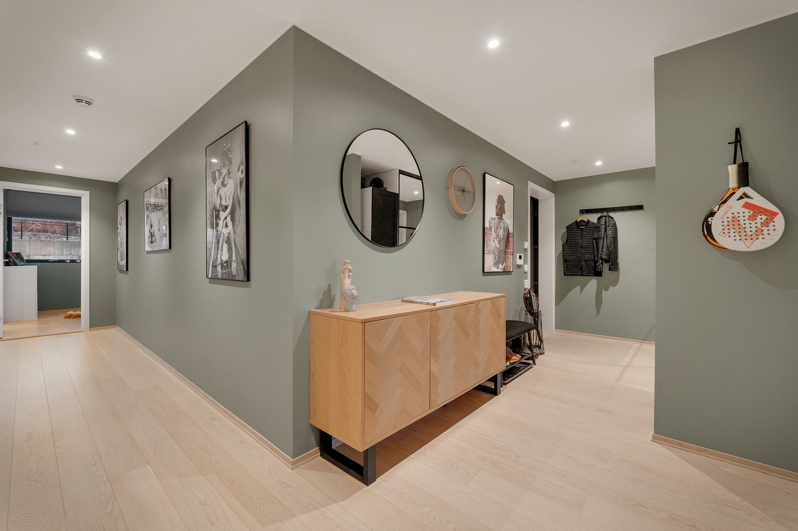 Romslig hall. Galleribilde