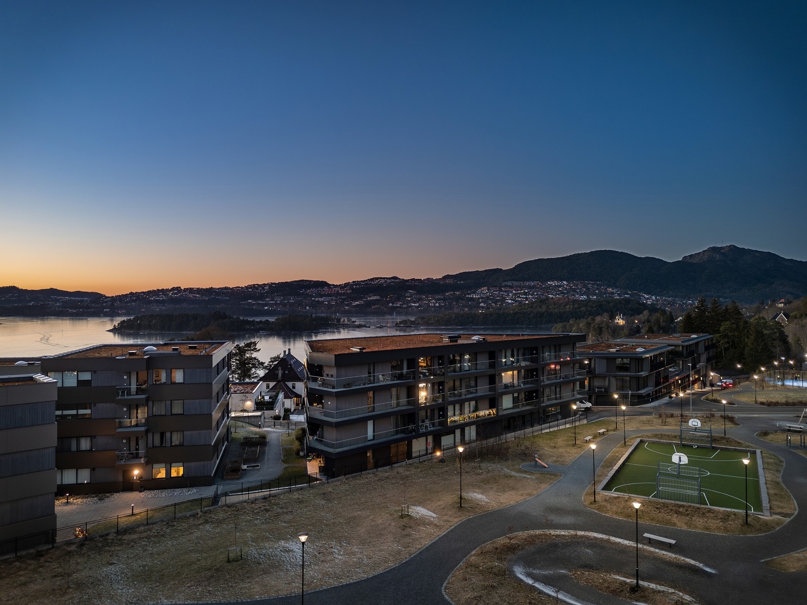 Det er cirka 15 minutters gange bort til stoppested for Bybanen. Galleribilde