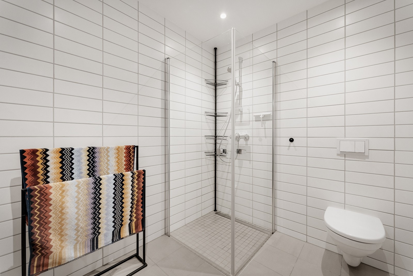 Her er gulvvarme og mulighet for å dimme LED-lysene i taket. Galleribilde