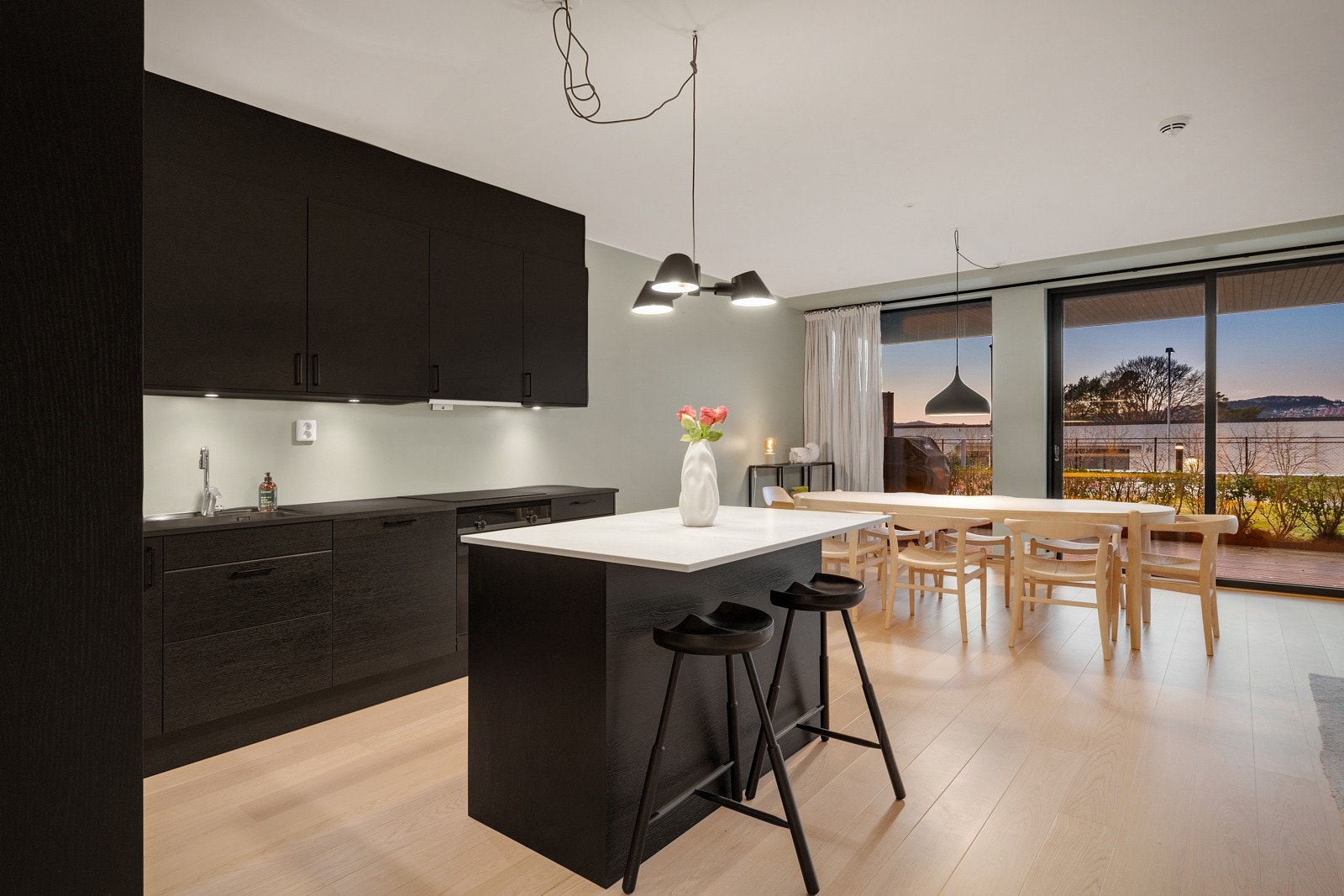 Pen kjøkkeninnredning med kjøkkenøy. Galleribilde