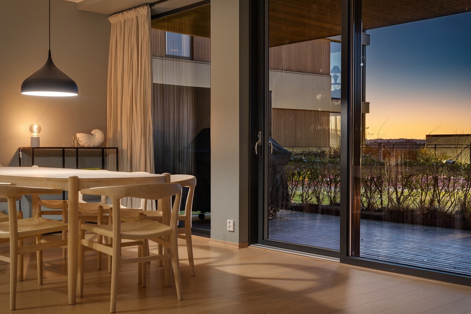 Store gulv til tak vinduer i stuen gir god kontakt mellom inne og ute. Galleribilde