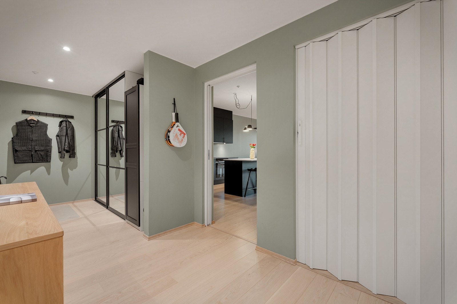 Det er gulvvarme også ved entréen. Fin skyvedørsgarderobe. Galleribilde