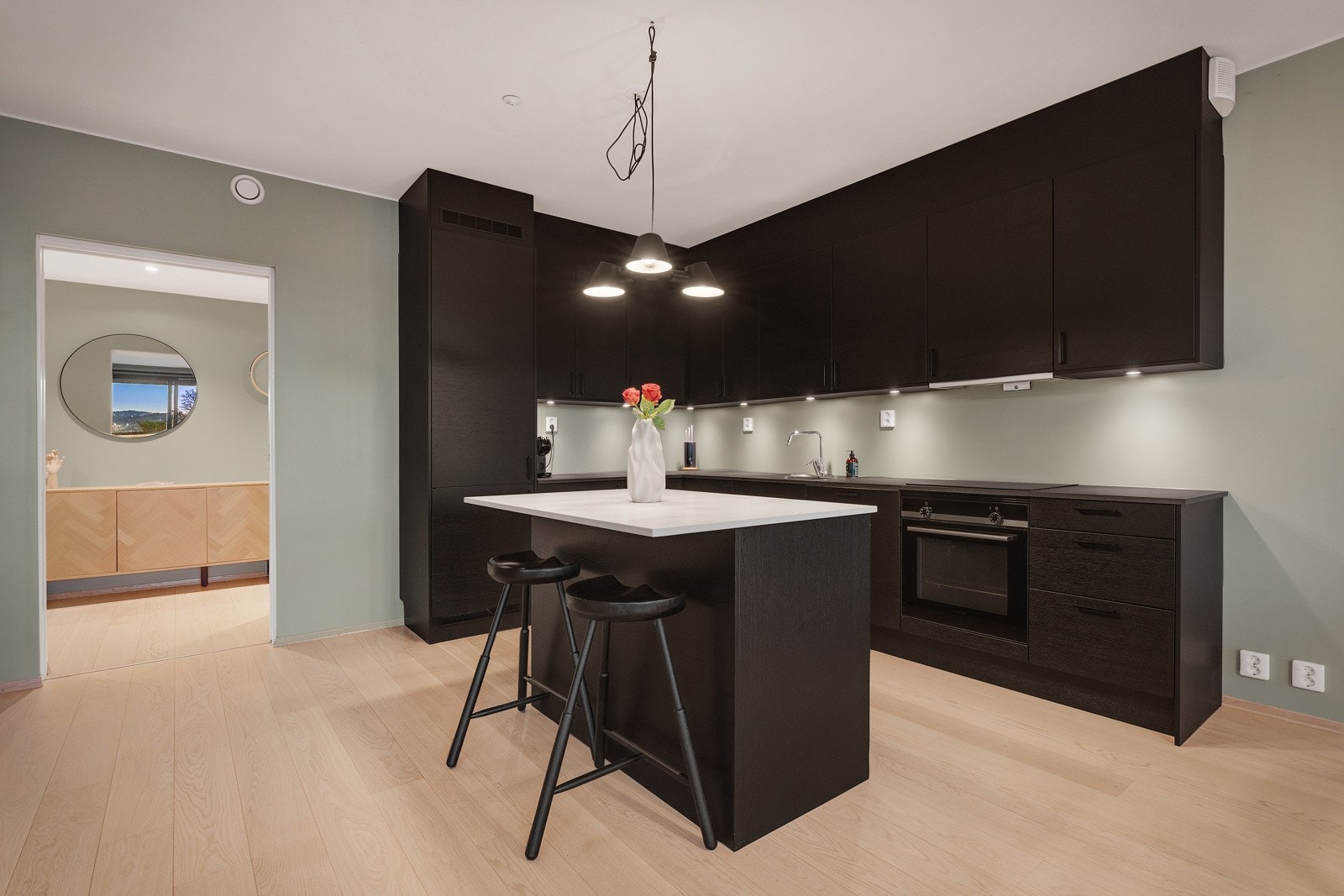 Fra kjøkkenet inn mot gangen. Galleribilde