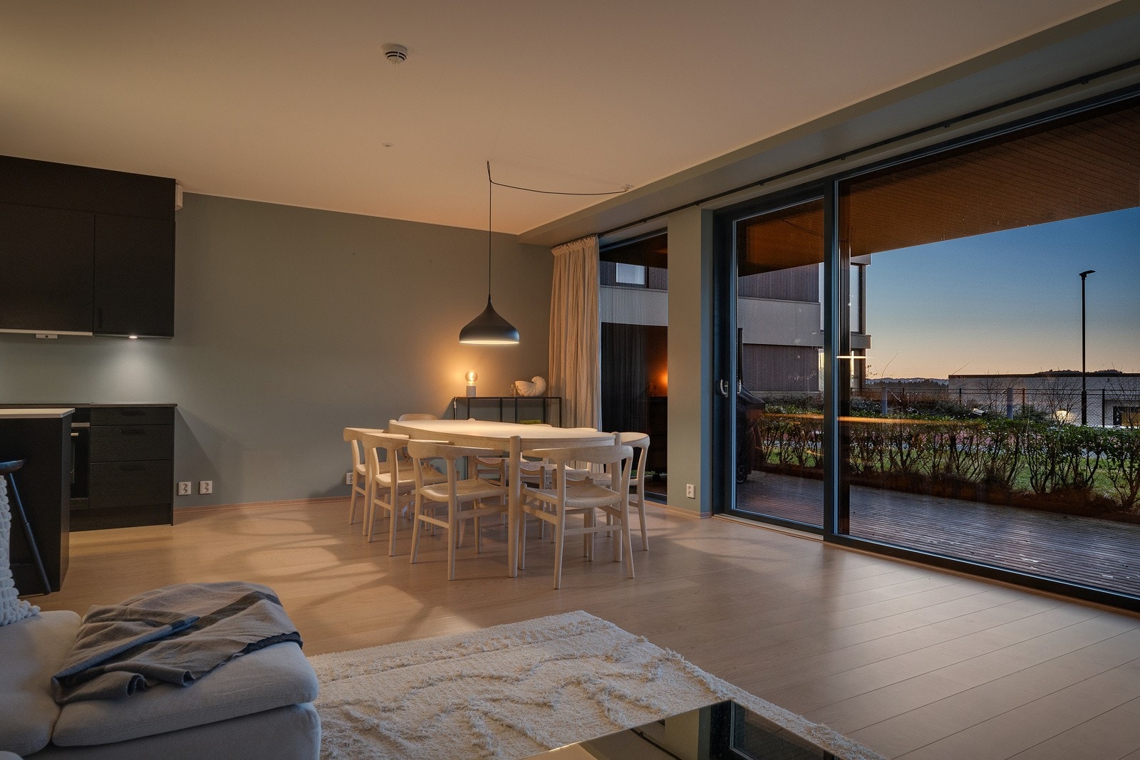 Stor skyvedørsgarderobe fra stuen mot terrassen. Galleribilde