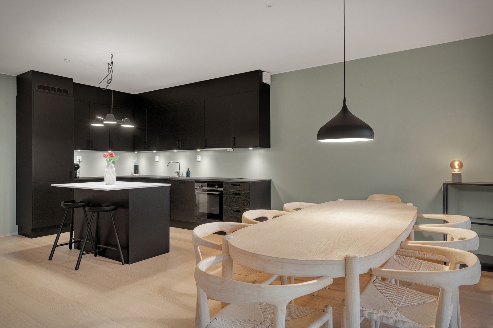 Her er også god plass til et skikkelig langbord. Her kan du samle veldig mange venner og familie før det begynner å bli trangt. Galleribilde