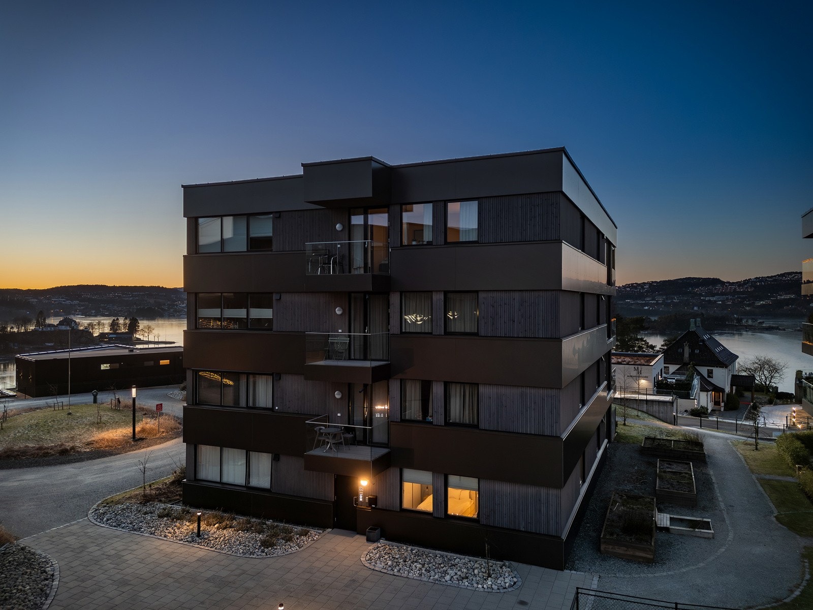 Her er heis ned til garasjen under huset. Galleribilde