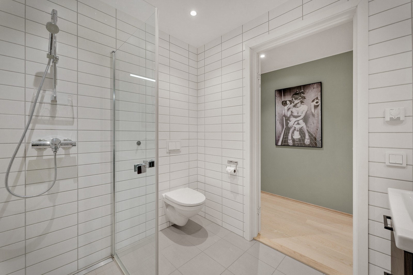 Gjestebad, også dette med gulvvarme og dusjhjørne. Galleribilde