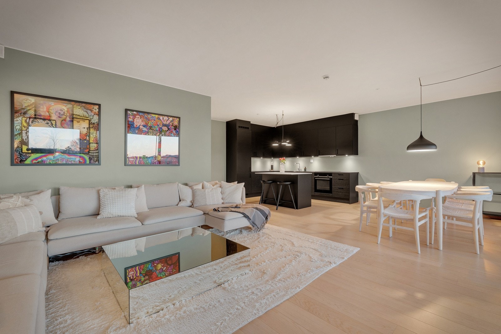 Her er plass til en god salong med plass for hele familien. Galleribilde