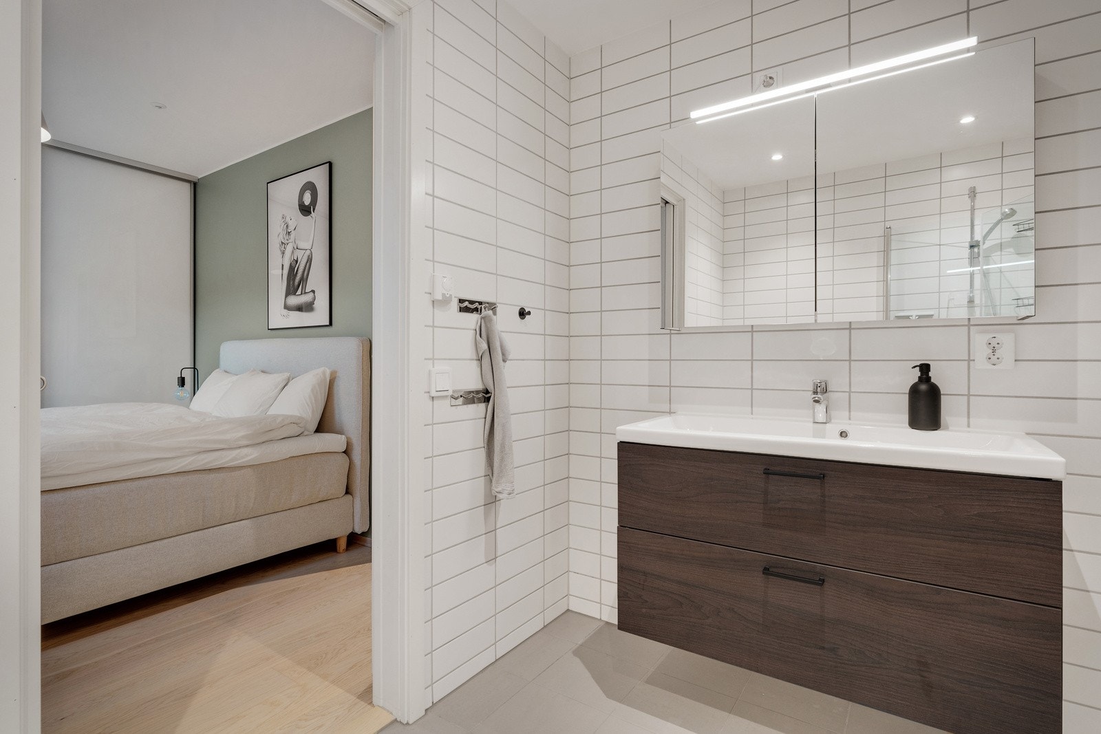 Helfliset bad i stilren, tidløs stil. Galleribilde