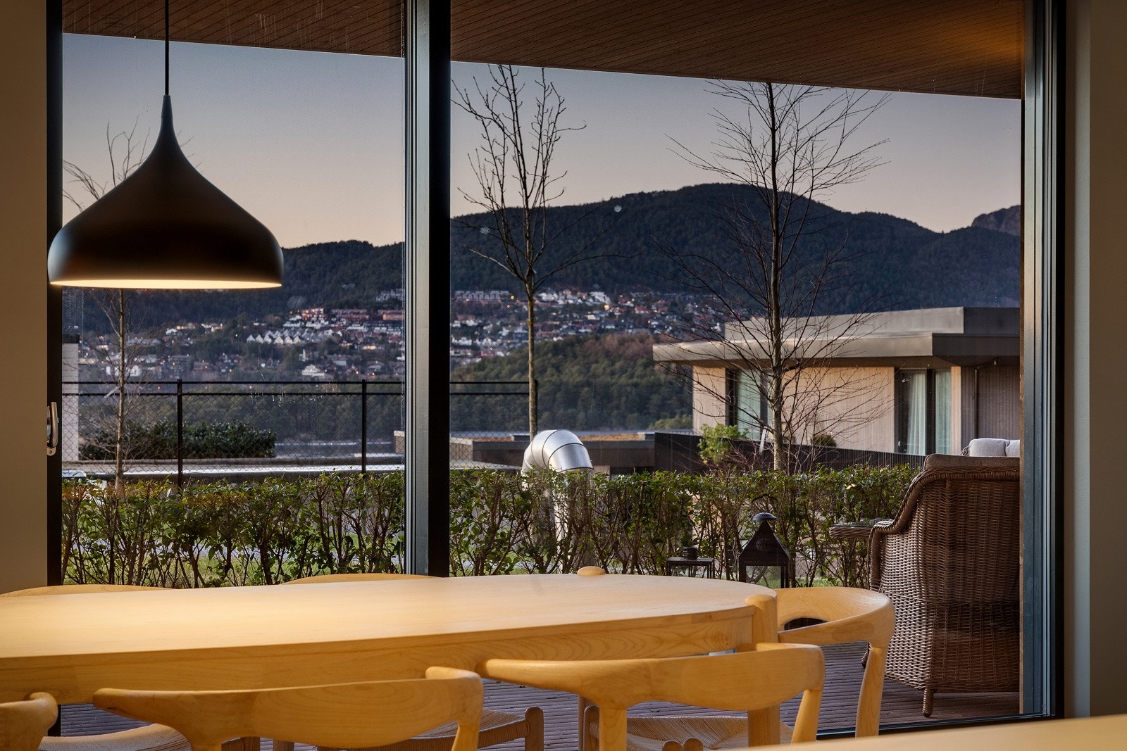 Fra leiligheten er det utsikt over mot Bønes. Galleribilde