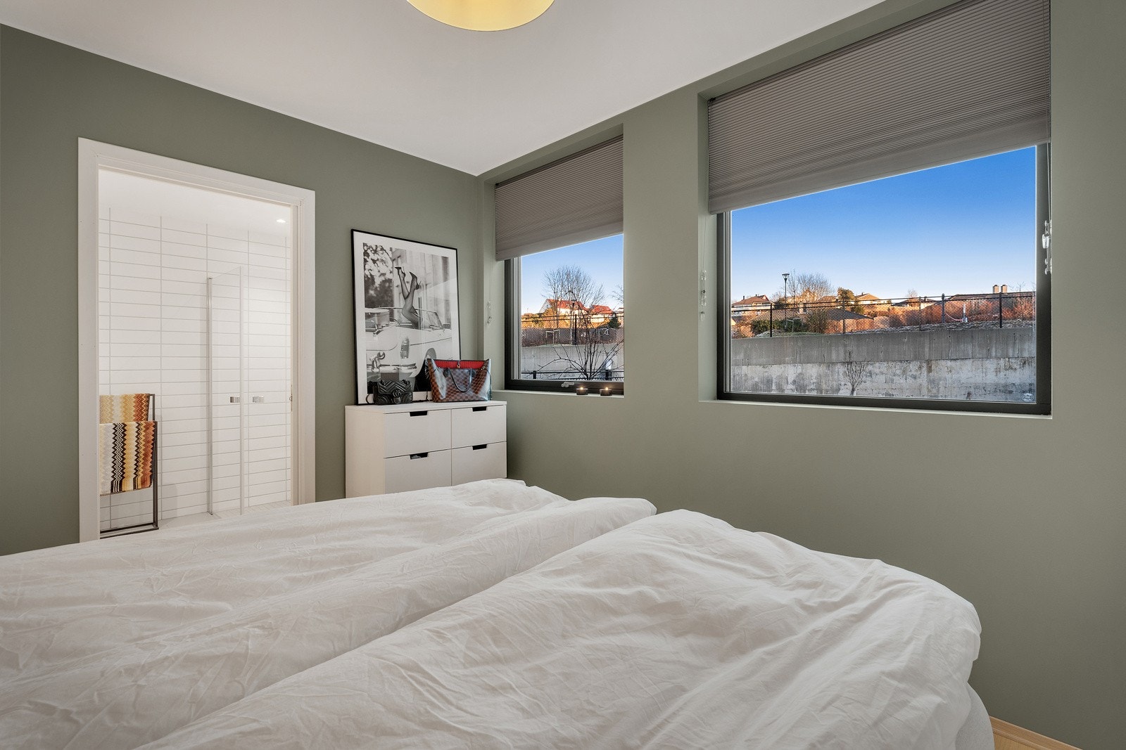 Hovedsoverom med eget bad en suite. Galleribilde