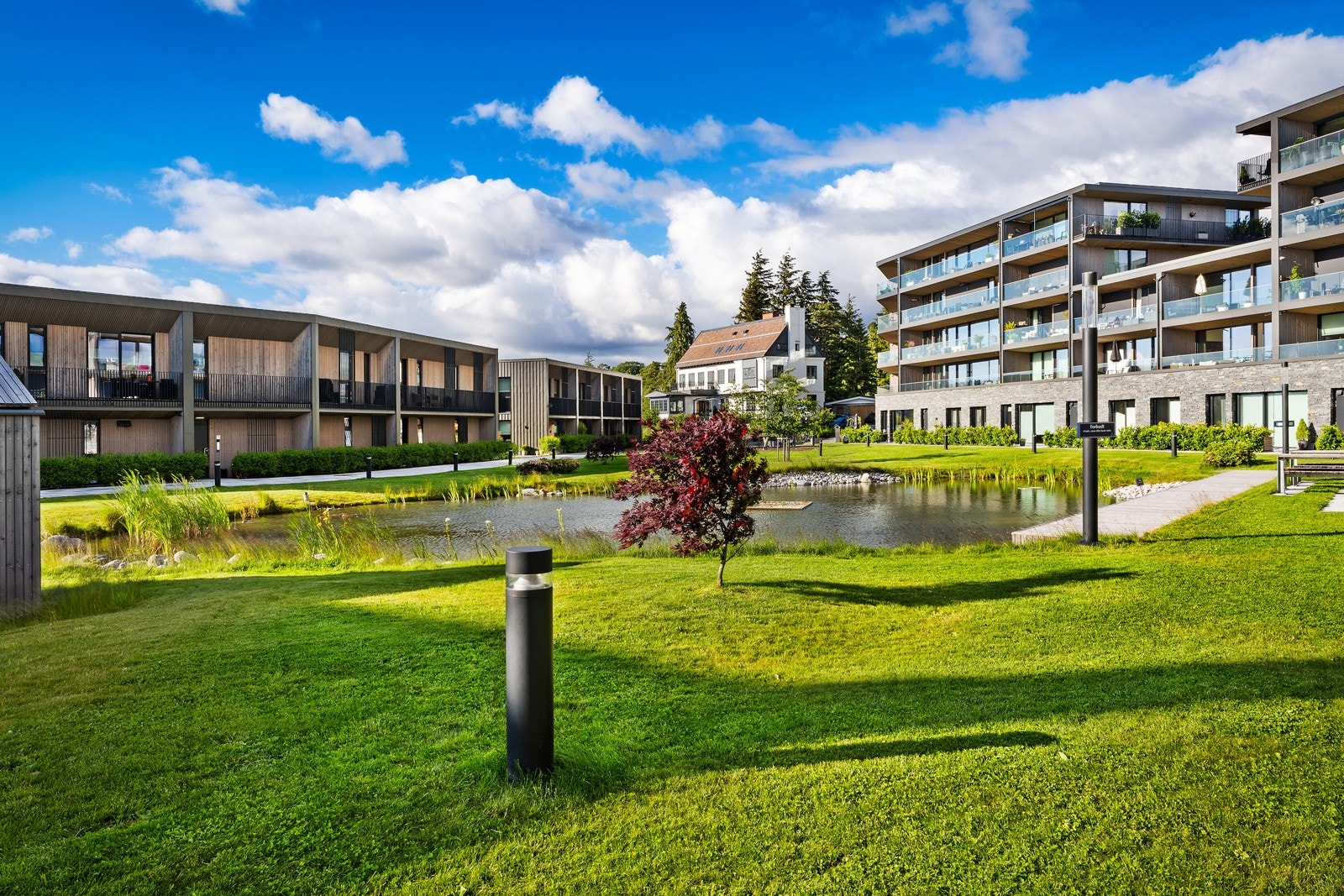 Ned trappen kommer du til parken mellom husene.Vertshuset Konow i enden av parken. Galleribilde