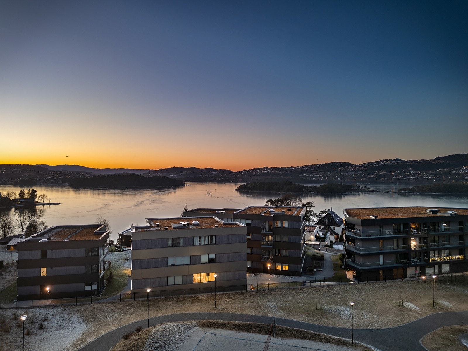 Innen få minutter fra leiligheten kan du løpe ned til stranden, du kan gå bort til vertshuset Konow, du kan gå ned til kaien og naustet eller du kan stikke bort på en av sportsbanene like bak huset. Galleribilde