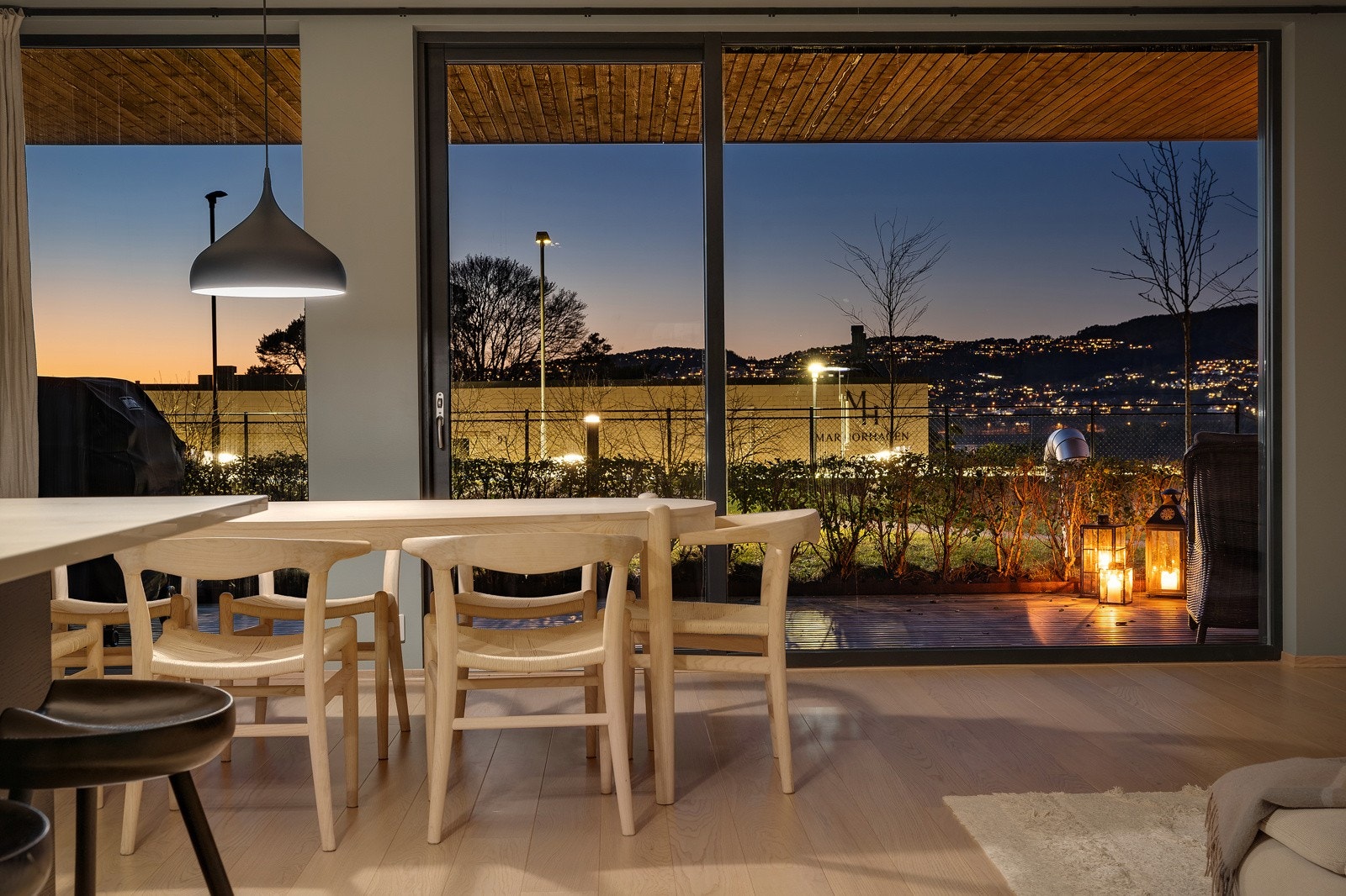 Fra stuen mot terrassen. Galleribilde