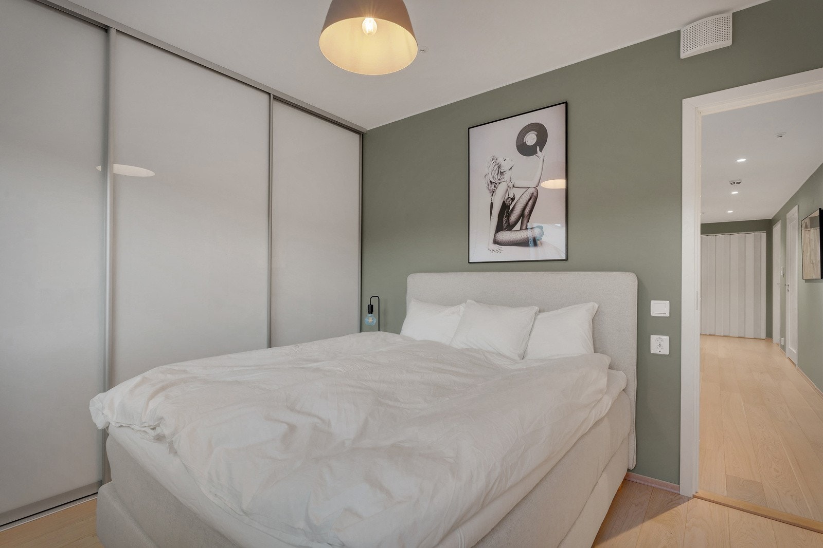 Hovedsoverom på 11,6 kvm, med stor skyvedørsgarderobe. Galleribilde