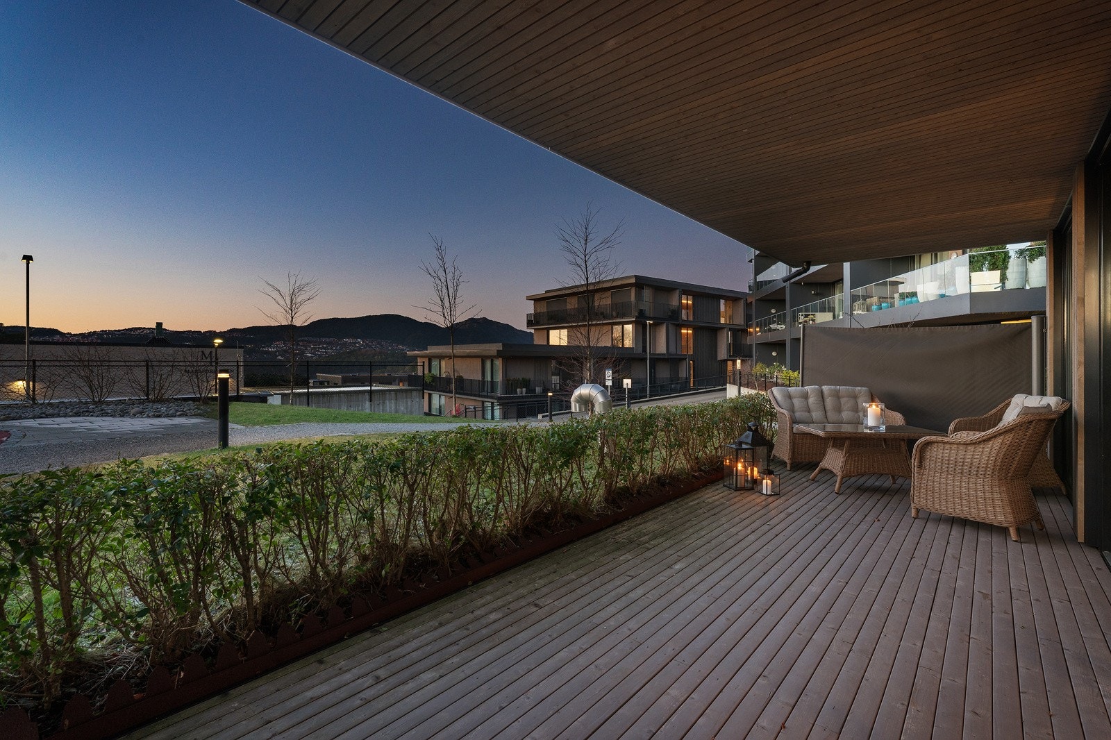 Fra terrassen kan du gå ut på plenen og rett ned til sjøen med felles kai og naust. Galleribilde