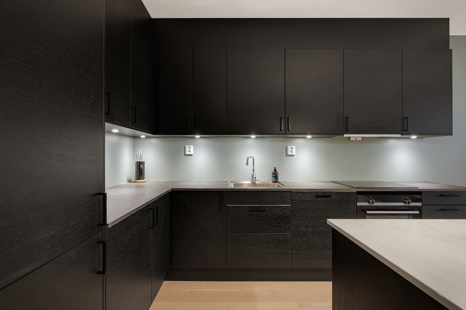 Stilrent og lekkert. Rikelig med lys gjør arbeidsplassen ekstra trivelig. Galleribilde