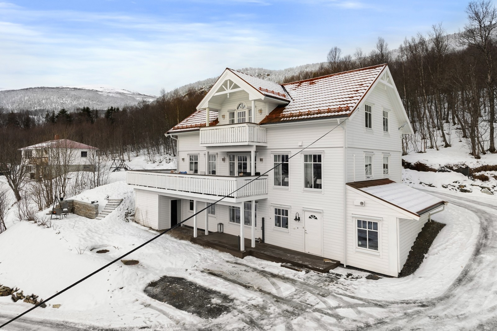 Til det populære kjøpesenteret Pyramiden tar kun 15 min. med bil - her har du alt fra dagligvare, apotek, sportsbutikk, vinmonopol og restaurant/cafè etc.