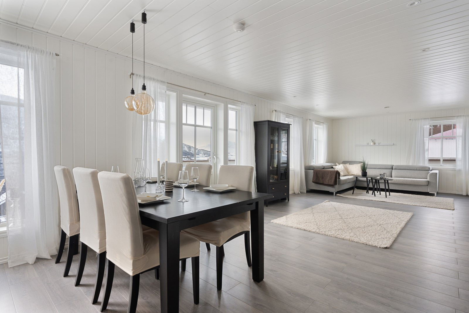 God plass for stort spisebord med plass for hele familien!