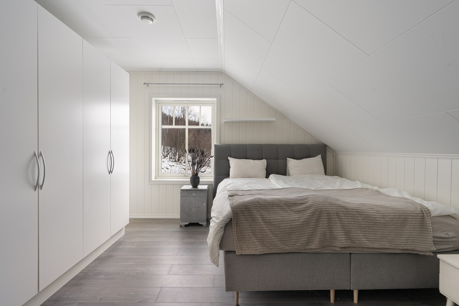 Også dette soverommet er av god størrelse med plass til stor seng, tilhørende nattbord og stor garderobe uten at rommet føles trangt!