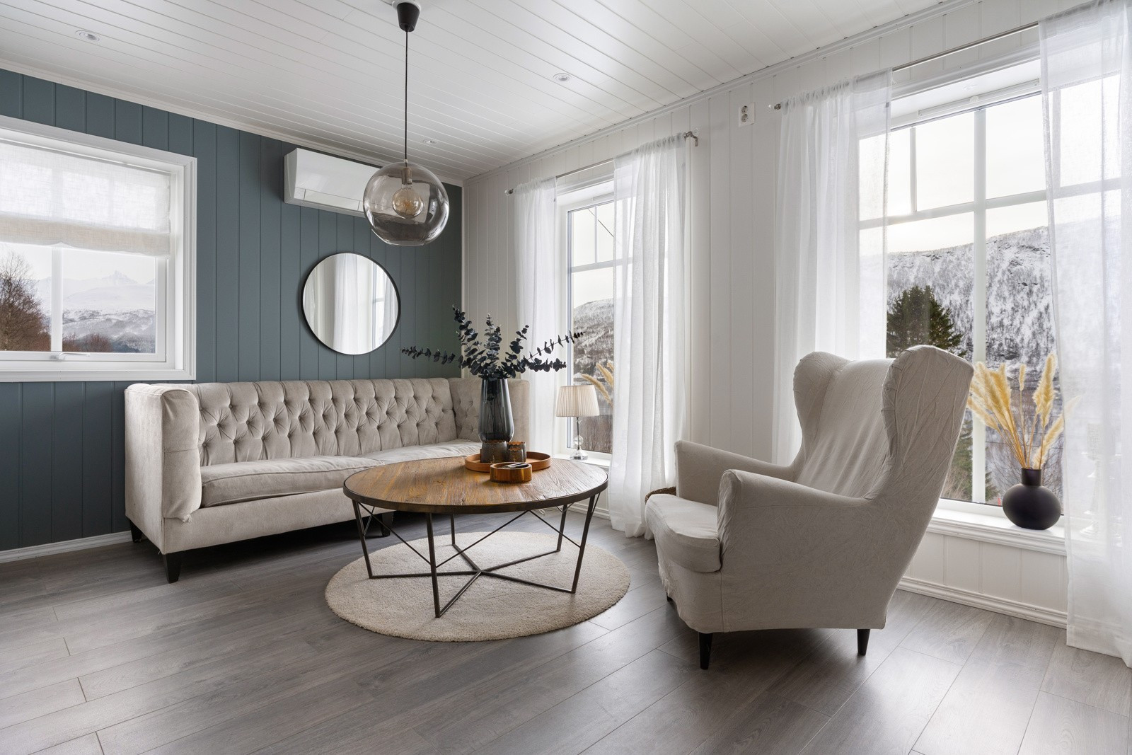 Stuen i hovedetasjen er av god størrelse med flere muligheter for å etablere de sosiale sonene.