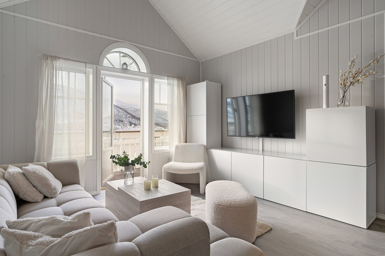 Et av husets høydepunkter er denne herskapelige loftstuen!
