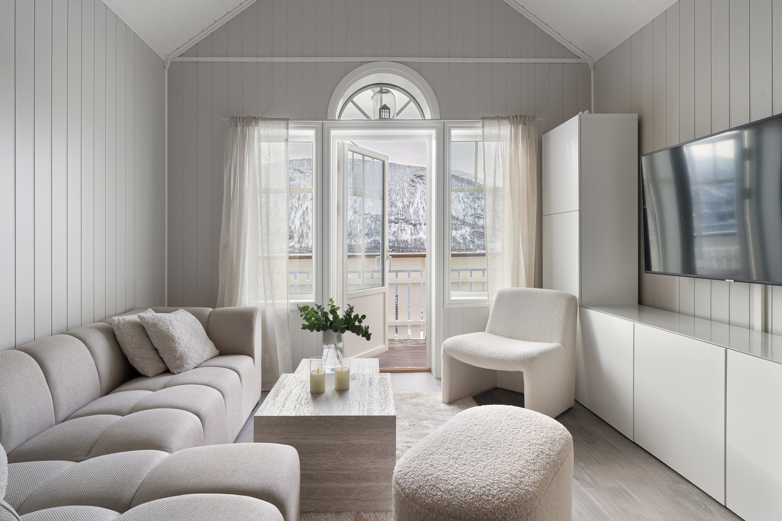 Her har du naturlige soner for innredning med sofa og tv.