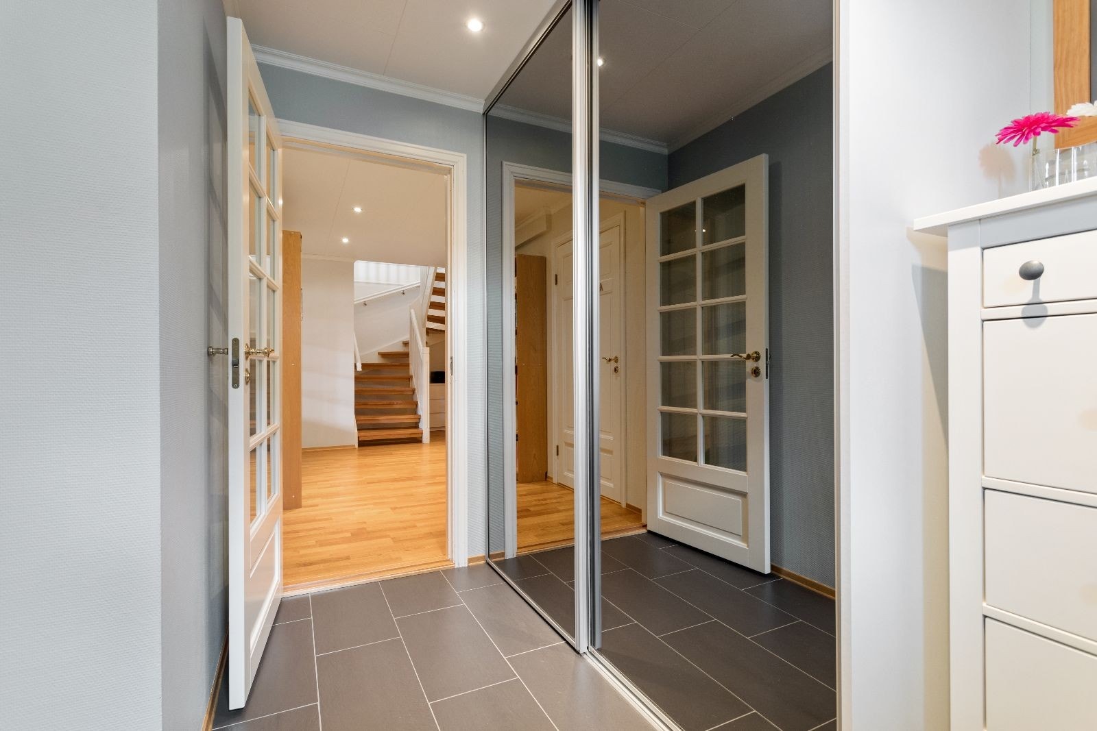 Yttergang med skyvedørsgarderobe Galleribilde