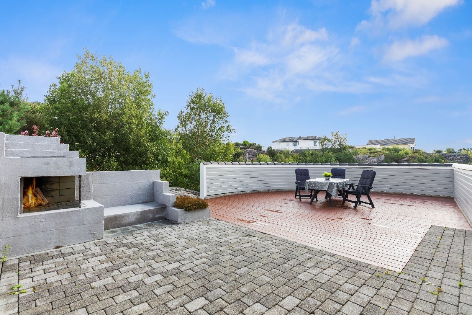 Terrasse på baksiden av boligen, med utepeis Galleribilde