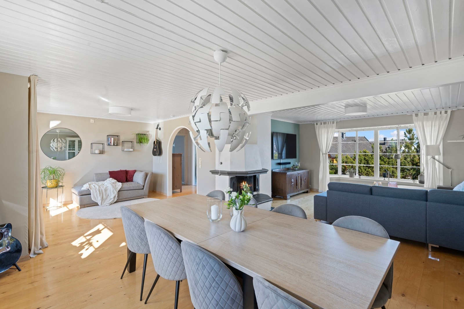 Her er det mange og store vindusflater som gir godt med naturlig lys. Galleribilde