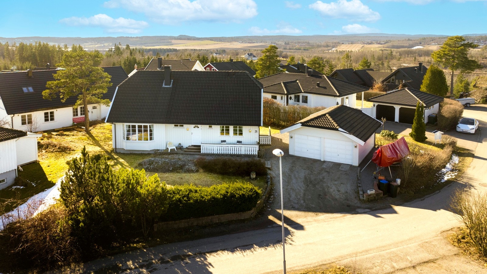 Oldenborreveien 25 er en stor og innholdsrik enebolig over tre plan med familievennlig planløsning, god standard, solrike uterom og dobbelgarasje. Galleribilde