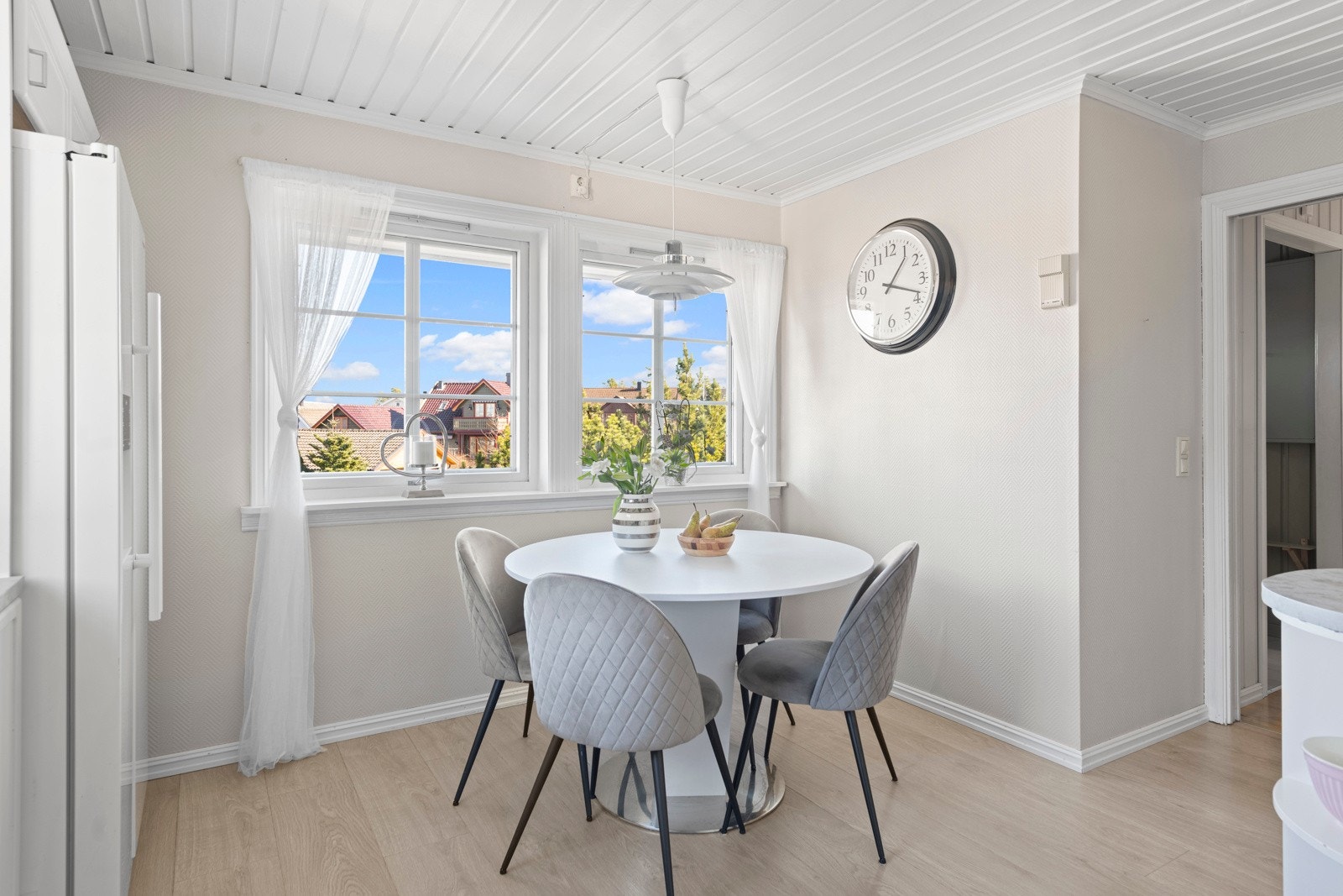 Her har du et lyst og fint kjøkken med god plass til spisebord i rommet. Galleribilde