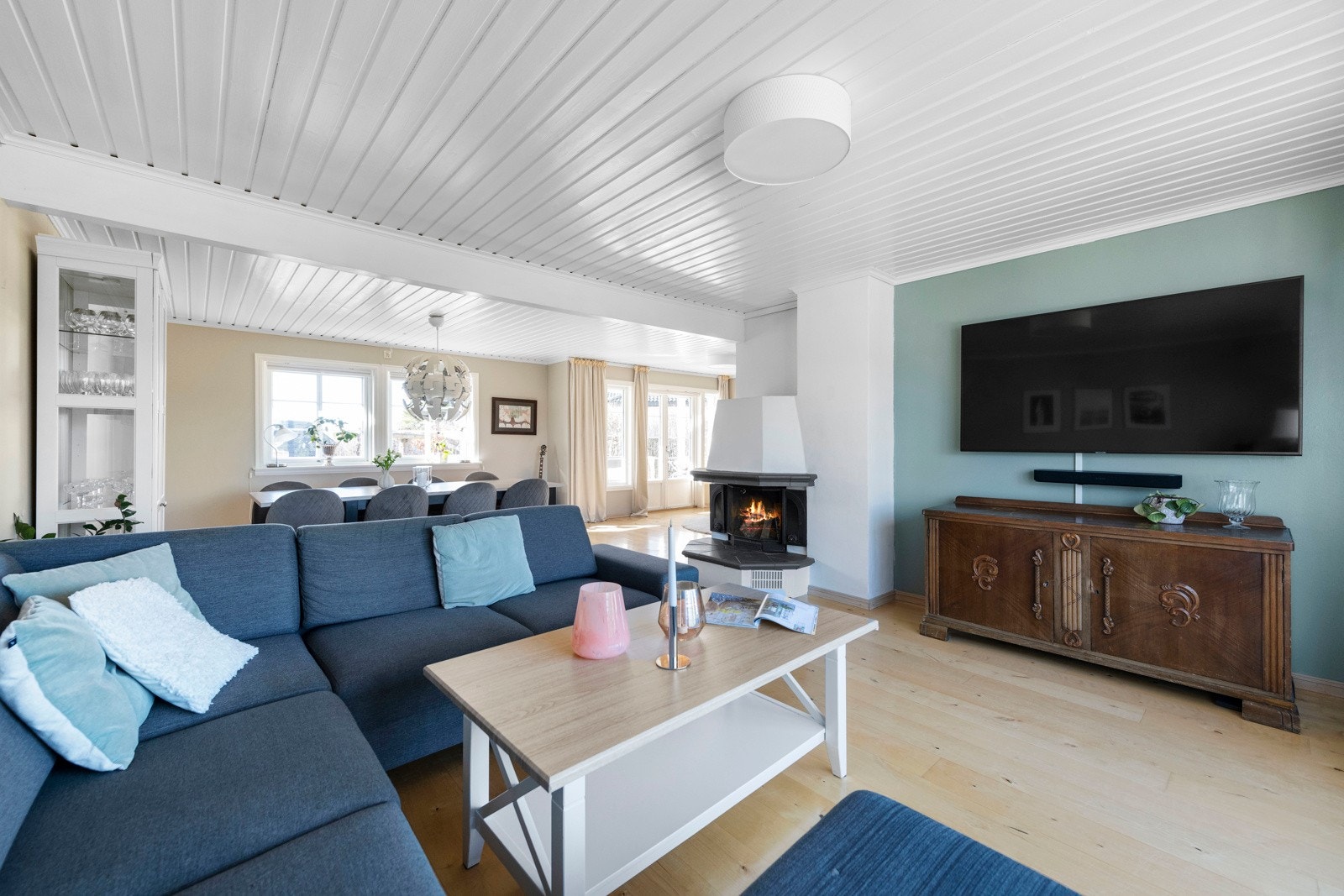 Stuen er stor og fin med en sosial dynamikk med god plass til spisestue og sofaløsning med tilhørende møblement. Galleribilde