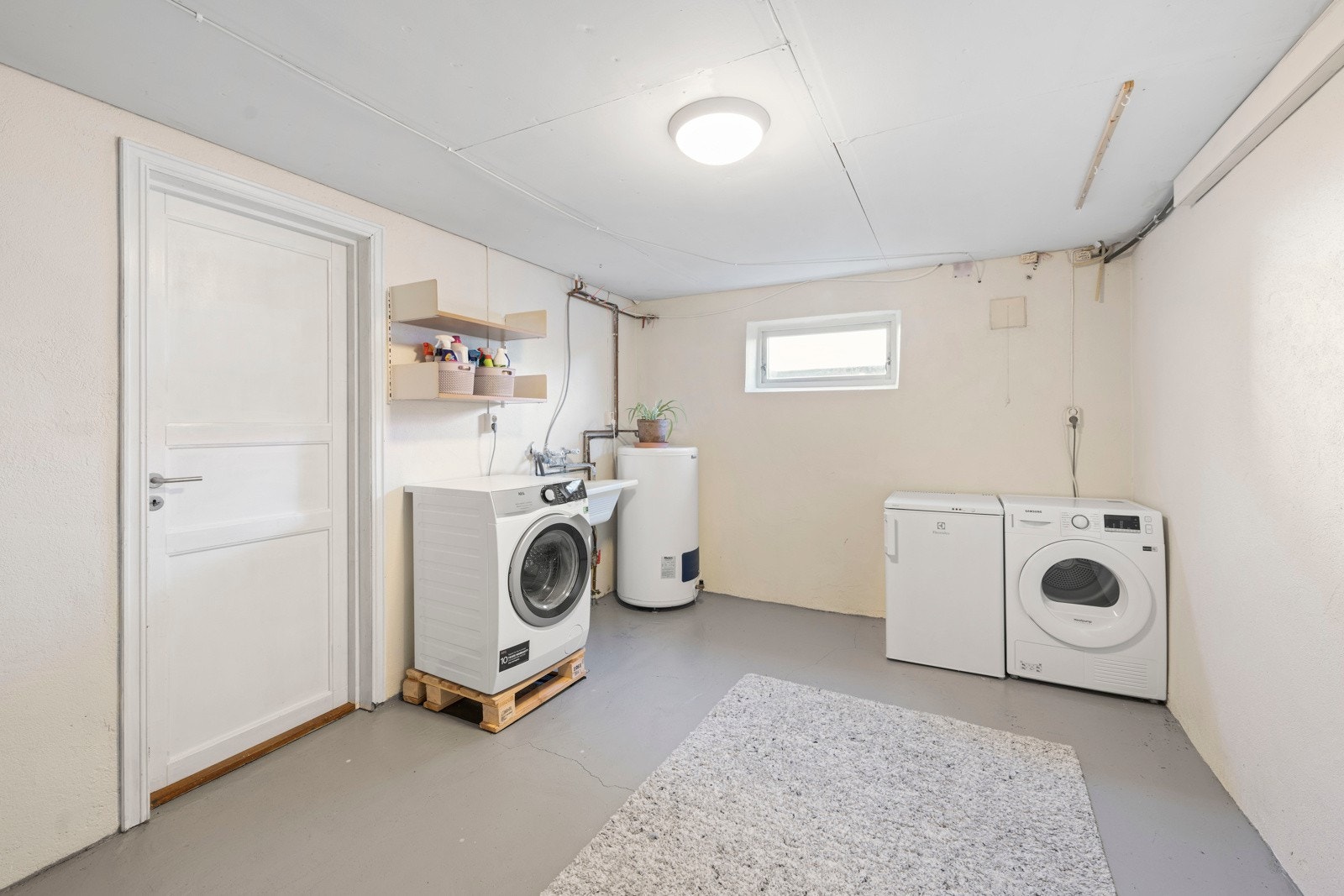 I kjelleren har du et praktisk vaskerom. Vaskerommet har malt betong på gulv, malt mur på vegger og malte plater i innvendig tak. Innredet med plast skylekum, hyller og opplegg for vaskemaskin. Ventilert med mekanisk avtrekk. Galleribilde