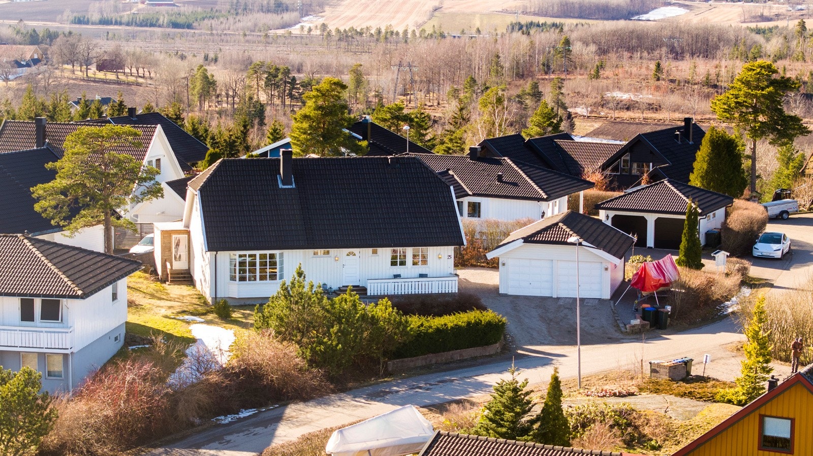 Boligen ligger i et meget attraktivt og barnevennlig område med kort vei til skoler, idrettsanlegg, forretninger og alt man har behov for i en travel hverdag. Galleribilde