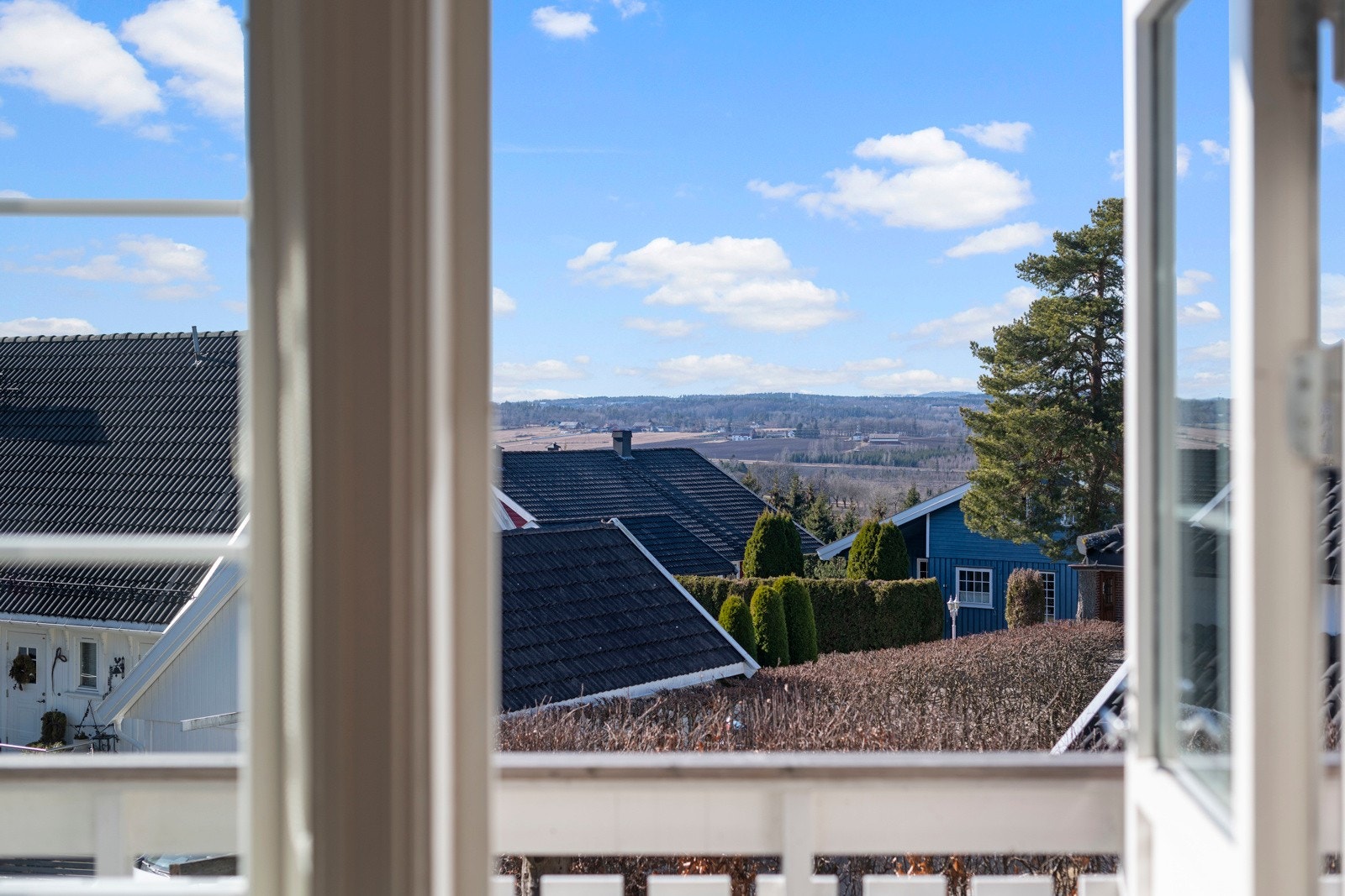 Dette ene soverommet i andre etasje har utgang til en vestvendt balkong med flott utsikt! Galleribilde