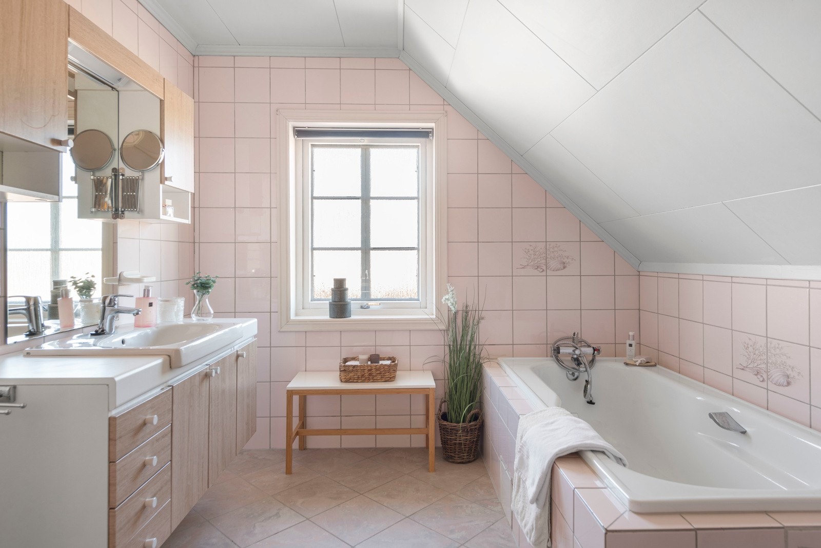 Badet her har fliser på gulv med varmekabler, flislagte vegger og takessplater i innvendig tak. Galleribilde