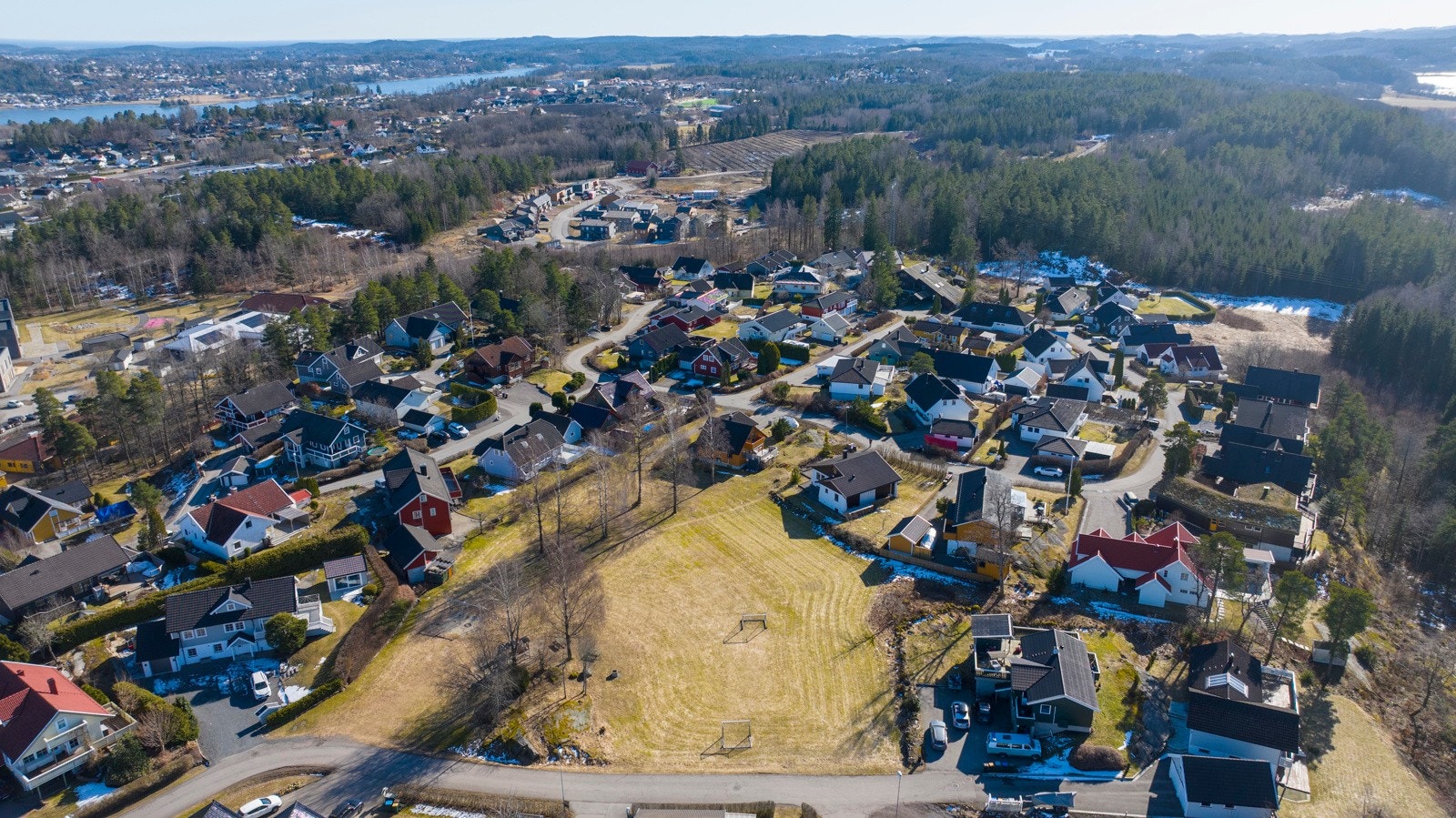 Eiendommen ligger på Vear i Tønsberg kommune, og har en av tettstedets beste beliggenheter med en kombinasjon av fredelige omgivelser og nærhet til alle nødvendige fasiliteter. Galleribilde