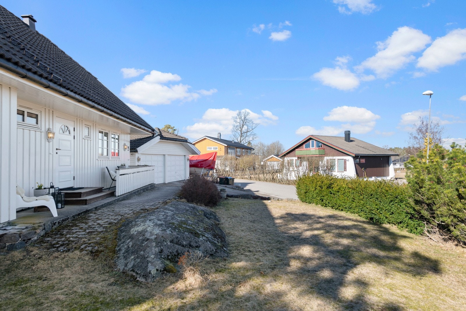 Samtidig er det nærhet til fantastiske rekreasjonsområder med fine turmuligheter for store og små, noe som legger til rette for et aktivt og hyggelig familieliv. Galleribilde