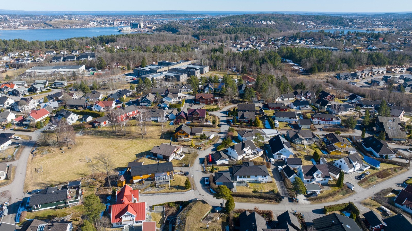 Det er gangavstand til barne- og ungdomsskole, lekeplasser, fotballbane, idrettshall og treningssenter. Galleribilde